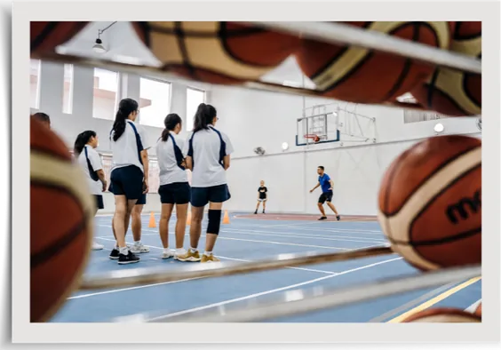 Squadra di pallacanestro femminile della high school durante un allenamento in palestra