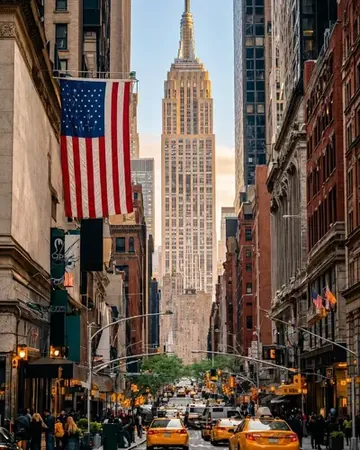 Grattacieli di New York con la bandiera americana